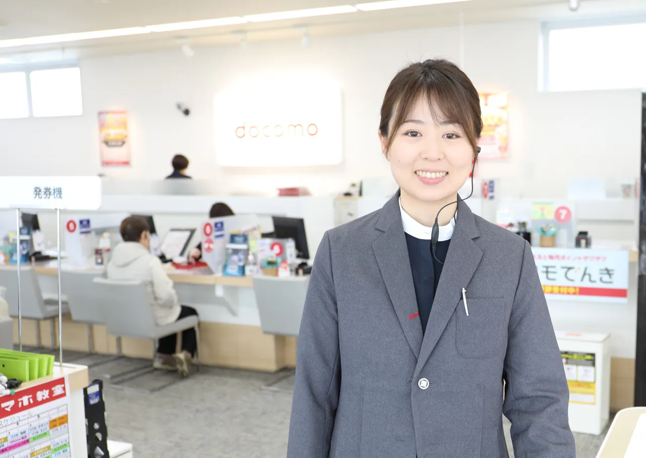 女性従業員が什器の上に手を添えている様子
